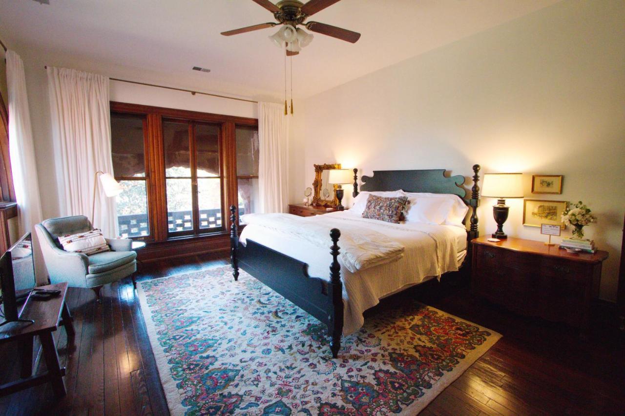 Louisville Bourbon Inn Room photo