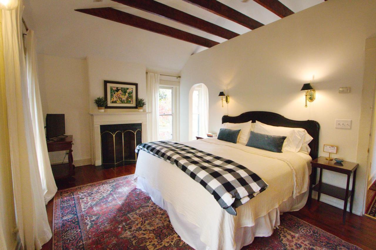 Louisville Bourbon Inn Room photo