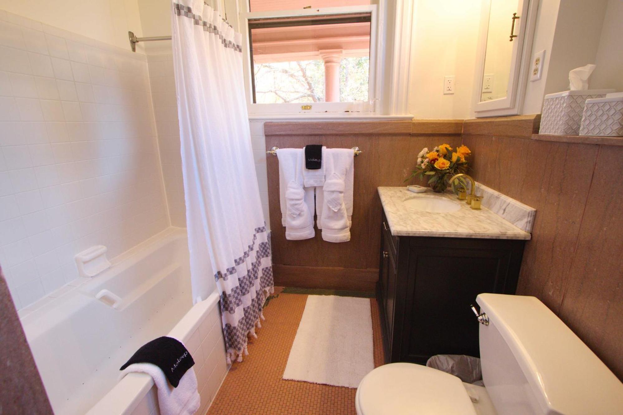 Louisville Bourbon Inn Room photo